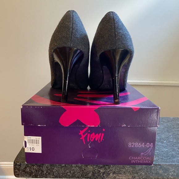 Size 10 charcoal gray peep toe heels - Picture 3 of 3